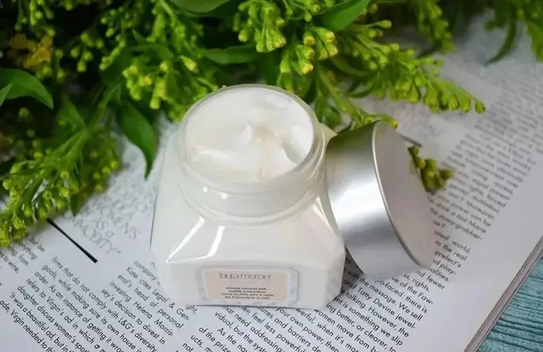 Produzione di lozioni per il corpo biologiche e naturali