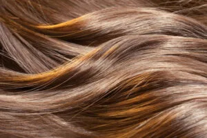 Schöne gesunde, glänzende Haarstruktur mit Strähnchen